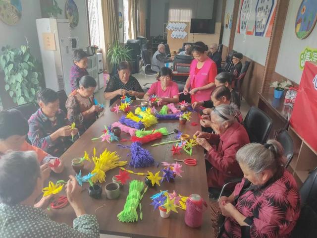 興隆街道斑竹村開展手工扭扭花制作活動(dòng)